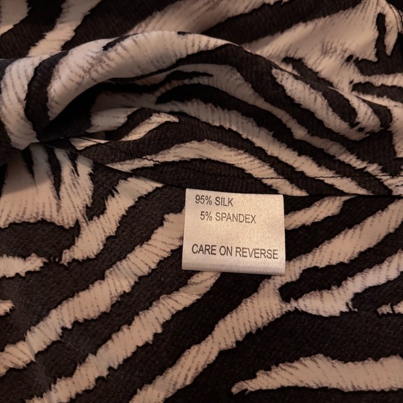 NWOT St. John Black and White Patterned Women’s Ruffled Blouse Sz 16 Fits as Lg - Picture 7 of 10